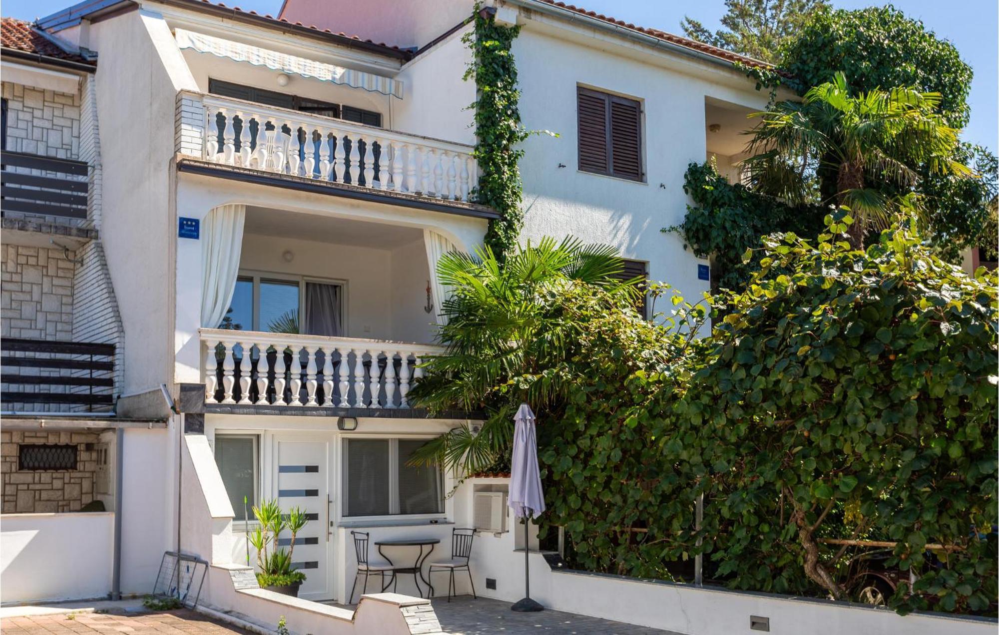 Stunning Apartment In Malinska With Kitchen Dış mekan fotoğraf