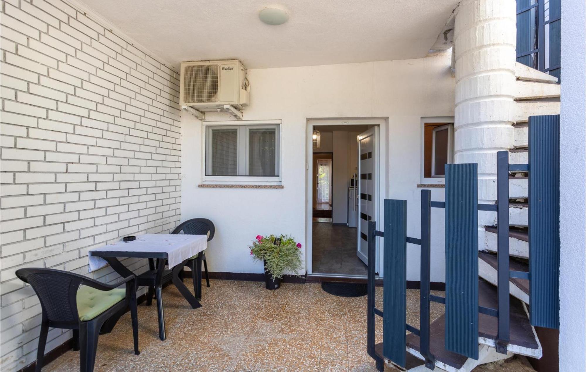 Stunning Apartment In Malinska With Kitchen Dış mekan fotoğraf